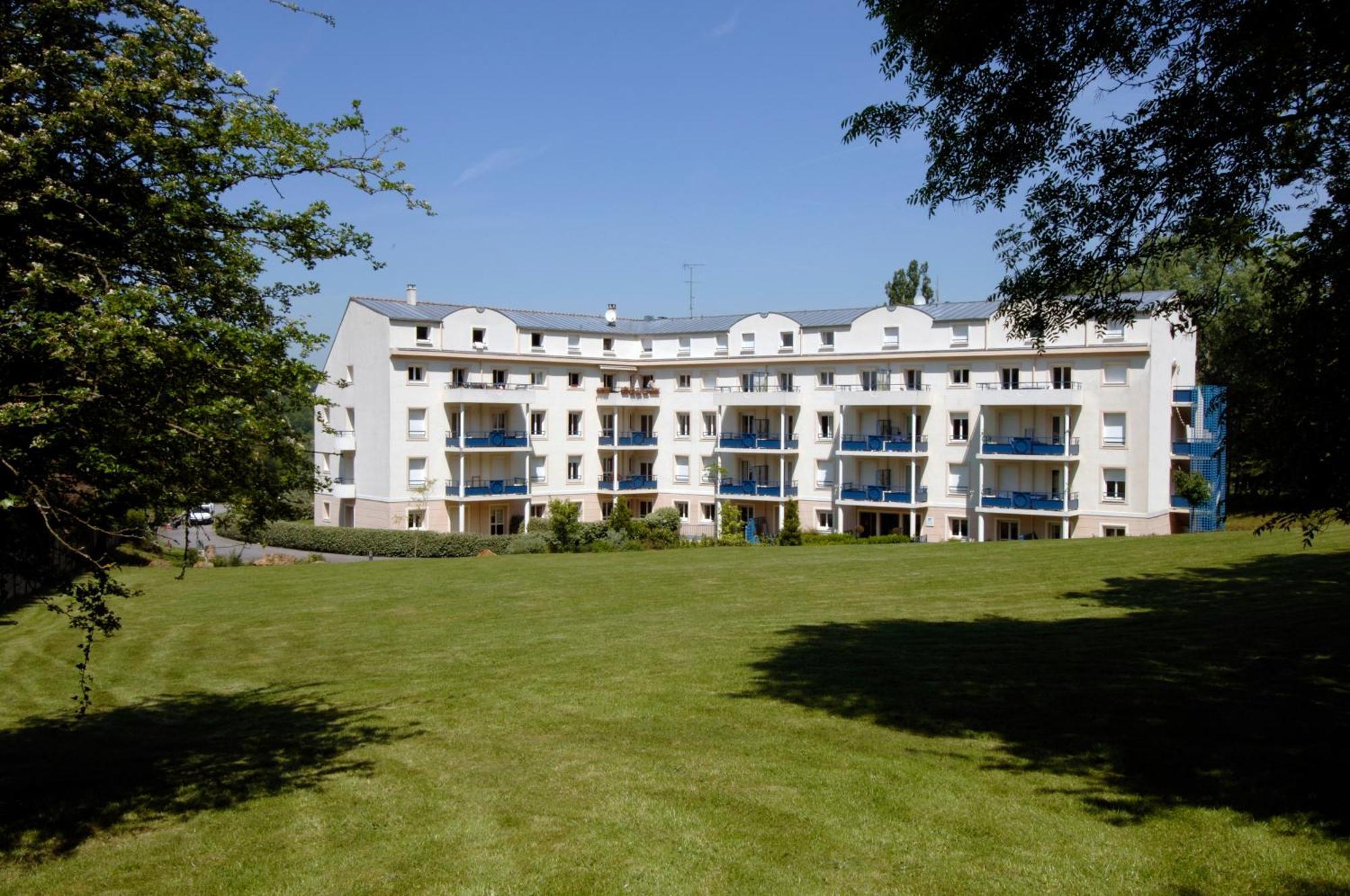 Residence Hotel Les Ducs De Chevreuse Avec Hebergement, Repas & Pdj, Seminaire, Bureau & Parking Екстериор снимка