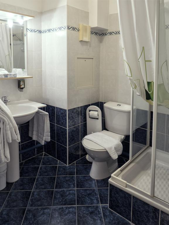 Residence Hotel Les Ducs De Chevreuse Avec Hebergement, Repas & Pdj, Seminaire, Bureau & Parking Екстериор снимка
